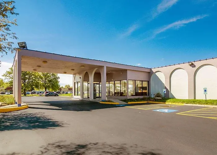 Hotel Red Roof & Conference Center Chicago - N Aurora/ Naperville 2*