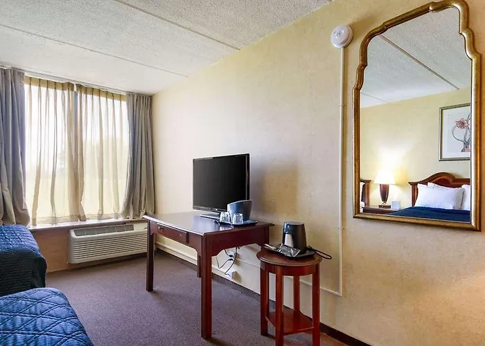Hotel Red Roof & Conference Center Chicago - N Aurora/ Naperville 2*