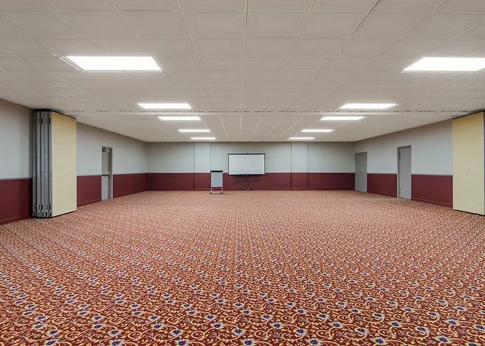 Hotel Red Roof & Conference Center Chicago - N Aurora/ Naperville