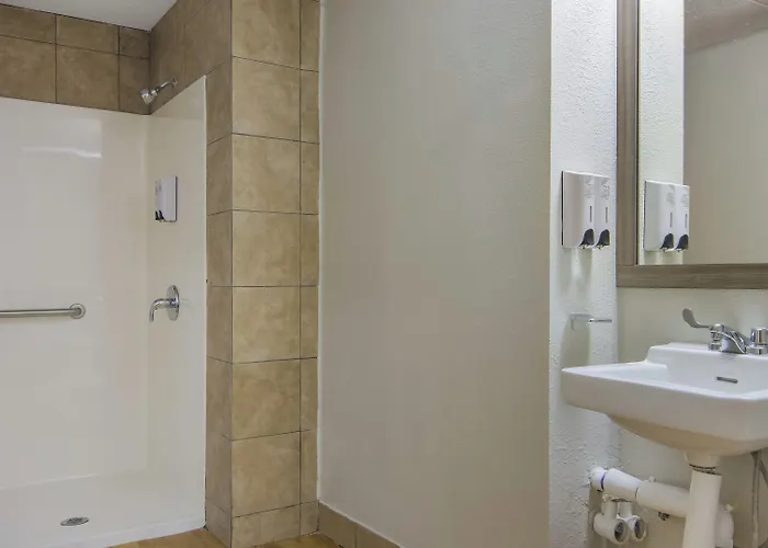 Hotel Red Roof & Conference Center Chicago - N Aurora/ Naperville 2*
