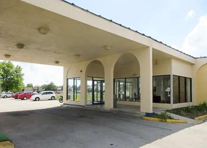 Hotel Red Roof & Conference Center Chicago - N Aurora/ Naperville 2*